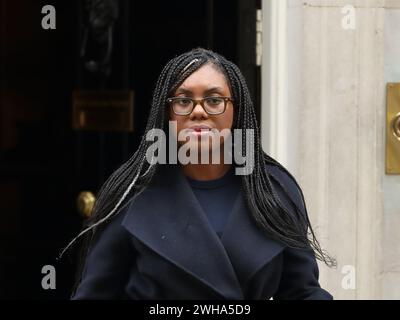 Londra, Regno Unito. 6 febbraio 2024. Kemi Badenoch, Segretario di Stato per le imprese e il commercio, lascia il numero 10 dopo la riunione del Gabinetto. Foto Stock