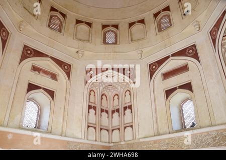 Vista di un complesso design sul soffitto all'interno del complesso medievale Batashewala presso la nursury Sundar, Delhi, India Foto Stock