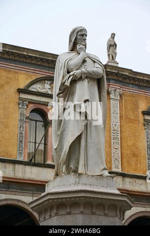 Monumento a Dante Alighieri - marmo di Carrara - Ugo Zannoni - 1865 - Verona, Piazza dei signori Foto Stock