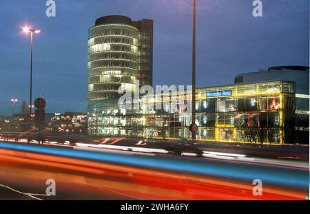 München, Mercedes-Benz seine konzerneigenen Niederlassungen in Deutschland verkaufen darunter die Münchner Niederlassung an der Arnulfstraße/Donnersberger Brücke. Mercedes ist seit 1892 in München vertreten. DAS Autohaus an der Arnulfstraße gibt es seit 1959. Im Jahr 2003 wurde der Neubau eröffnet. München Germania *** Monaco di Baviera, Mercedes Benz vuole vendere le sue filiali di proprietà del gruppo in Germania, compresa la filiale di Monaco in Arnulfstrasse Donnersberger Brücke Mercedes è rappresentata a Monaco di Baviera dal 1892 la concessionaria in Arnulfstrasse è in funzione dal 1959 il nuovo edificio è stato costruito Foto Stock