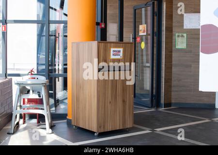 Minsk, Bielorussia - 20 aprile 2023: Garbage bin al Burger King Close Up Foto Stock