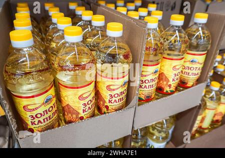 Samara, Russia - 13 maggio 2023: Olio di girasole in bottiglia sullo scaffale in un superstore. Vari oli di girasole in bottiglia. Messa a fuoco selettiva Foto Stock