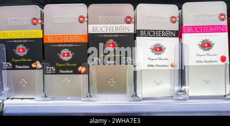Samara, Russia - 21 aprile 2023: Diversi pacchetti di cioccolato Bucheron fresco sullo scaffale del supermercato Foto Stock