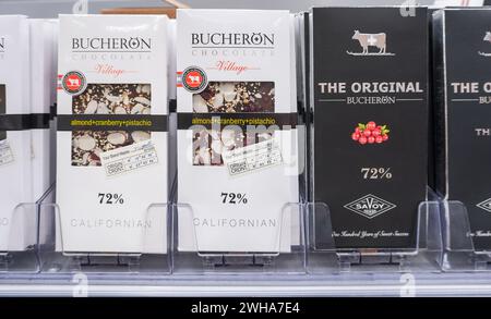 Samara, Russia - 21 aprile 2023: Diversi pacchetti di cioccolato Bucheron fresco sullo scaffale del supermercato Foto Stock