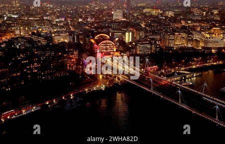 Londra, Regno Unito. 8 febbraio 2024. Questa foto scattata l'8 febbraio 2024 mostra una vista sul Tamigi di notte a Londra, in Gran Bretagna. Crediti: Li Ying/Xinhua/Alamy Live News Foto Stock