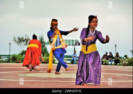 Donne che ballano, danza popolare, Shrubbery Nightingale Park, Darjeeling, West Bengala, India, Asia Foto Stock