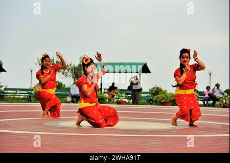 Donne che ballano, danza popolare, Shrubbery Nightingale Park, Darjeeling, West Bengala, India, Asia Foto Stock