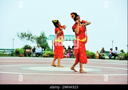 Donne che ballano, danza popolare, Shrubbery Nightingale Park, Darjeeling, West Bengala, India, Asia Foto Stock