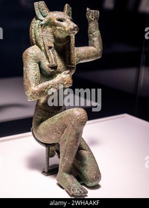 Horus di Nekhen, dall'alto Egitto, statuetta in atteggiamento di giubilo, bronzo, periodo tardo, 664-332 a.C., Egitto, Collezione degli inglesi Foto Stock