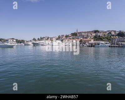 Vista sul porto fino alla città di Vrsar, Ccroaltian, durante il giorno Foto Stock
