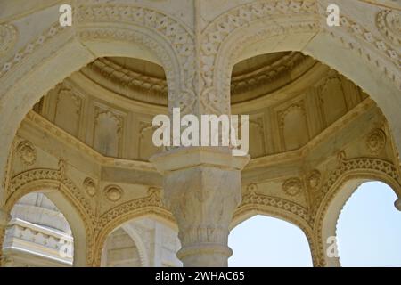 Parte architettonica di Gatore Ki Chhatriyan ( terreno crematorio reale ) , Jaipur, Rajasthan, India Foto Stock