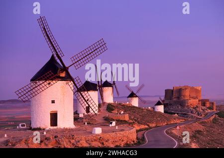 Mulini a vento, Castello di la Muela sulla collina Cresteria Manchega all'alba, vicino a Consuegra, Castiglia la Mancha, Spagna Foto Stock