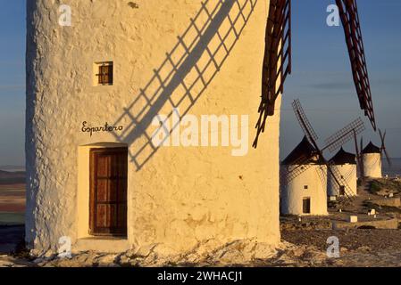 Mulini a vento sulla collina di Cresteria Manchega vicino a Consuegra, Spagna Foto Stock