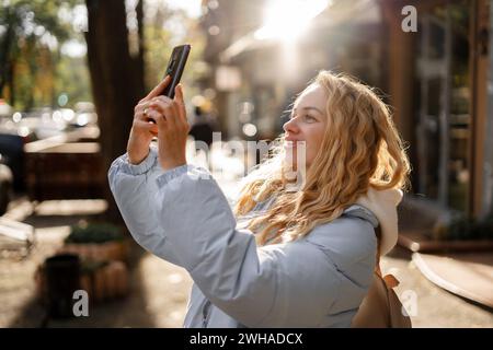 Donna bionda felice che si fa selfie. Turista che si diverte in vacanza primaverile in Italia. Vacanza e stile di vita in viaggio Foto Stock