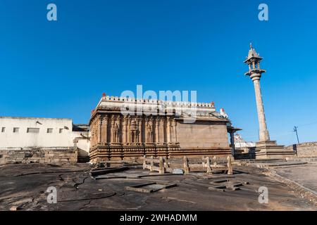 Shravanabelagola, Karnataka, India - 11 gennaio 2023: Il Chandragupta Basadi, uno squisito esempio di architettura del tempio giainiano, si erge maestosamente u Foto Stock