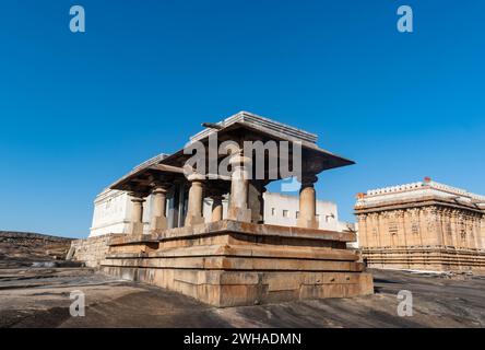 Shravanabelagola, Karnataka, India - 11 gennaio 2023: Il Chandragupta Basadi, uno squisito esempio di architettura del tempio giainiano, si erge maestosamente u Foto Stock