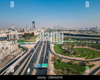 Dubai, Emirati Arabi Uniti - 19 aprile 2021: La vista accattivante del vivace quartiere di Za'abeel di dubai mette in mostra l'intricato design urbano della metropoli, Foto Stock