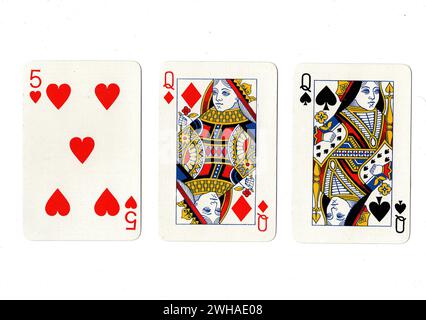Un paio di carte da gioco vintage con un paio di regine e cinque rosse isolate su sfondo bianco. Foto Stock