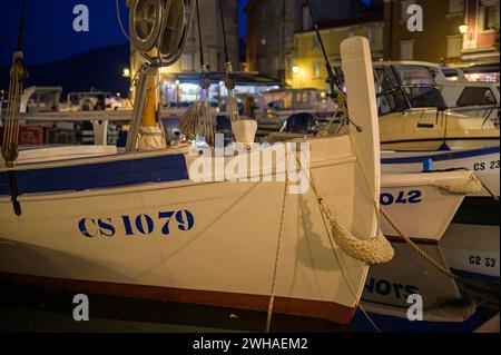 Cherso, Croazia - 24 ottobre 2022: Barche nel porto di Cherso (Croazia) dopo il tramonto Foto Stock