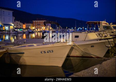 Cherso, Croazia - 24 ottobre 2022: Barche nel porto di Cherso (Croazia) dopo il tramonto Foto Stock