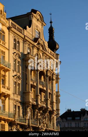 Bellissime facciate degli edifici a Praga, Repubblica Ceca, durante l'ora d'oro Foto Stock