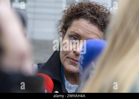 Bruxelles, Belgio. 9 febbraio 2024. Il Ministro della mobilità fiammingo, lavoro pubblico Lydia Peeters parla alla stampa in occasione di una riunione del consiglio dei ministri del governo fiammingo a Bruxelles, venerdì 9 febbraio 2024. BELGA FOTO NICOLAS MAETERLINCK credito: Belga News Agency/Alamy Live News Foto Stock