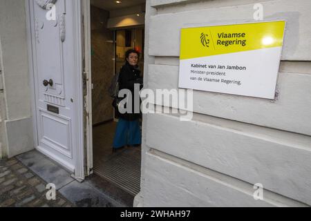 Bruxelles, Belgio. 9 febbraio 2024. Venerdì 9 febbraio 2024, il ministro fiammingo della mobilità, del lavoro pubblico Lydia Peeters arriva a Bruxelles per una riunione del consiglio dei ministri del governo fiammingo. BELGA FOTO NICOLAS MAETERLINCK credito: Belga News Agency/Alamy Live News Foto Stock