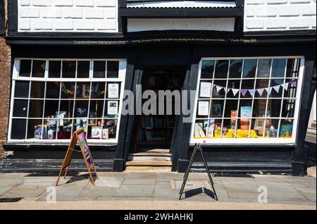 Libreria in una casa corrotta in via canterbury Palace, in un tradizionale edificio inglese. Foto Stock