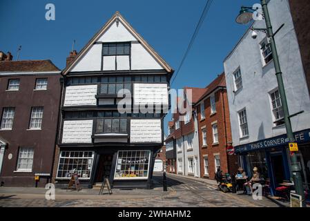 Libreria in una casa corrotta in via canterbury Palace, in un tradizionale edificio inglese. Foto Stock