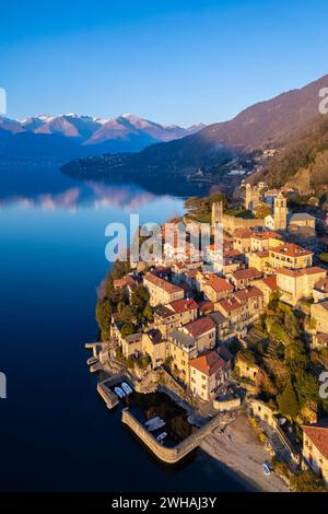 Vista aerea al tramonto in inverno del borgo medievale di Corenno Plinio. Dervio, Lago di Como, provincia di Lecco, Lombardia, Italia. Foto Stock