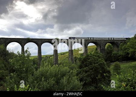 Treni nord 158759 sul viadotto di Smardale, Eden Valley, Cumbria, Inghilterra, Regno Unito Foto Stock