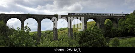 Treni nord 158759 sul viadotto di Smardale, Eden Valley, Cumbria, Inghilterra, Regno Unito Foto Stock