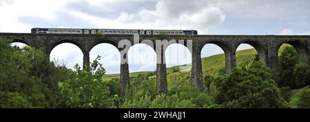 Treni nord 158759 sul viadotto di Smardale, Eden Valley, Cumbria, Inghilterra, Regno Unito Foto Stock