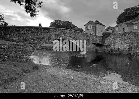 Il ponte del XVII secolo sul fiume Eden, Kirkby Stephen, Cumbria, Inghilterra Foto Stock