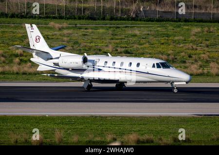 Prince Aviation Cessna 560XL Citation XLS (REG: YU-SVL) che effettua una svolta a 180 gradi per il decollo. Foto Stock