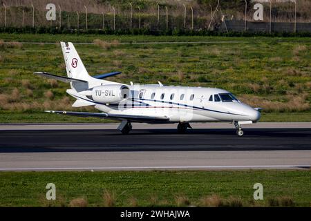 Prince Aviation Cessna 560XL Citation XLS (REG: YU-SVL) che effettua una svolta a 180 gradi per il decollo. Foto Stock