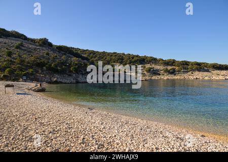 Una baia sul mare a Cherso (Croazia) in una bella giornata, luce del sole, cielo blu Foto Stock