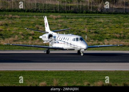 Prince Aviation Cessna 560XL Citation XLS (REG: YU-SVL) che effettua una svolta a 180 gradi per il decollo. Foto Stock