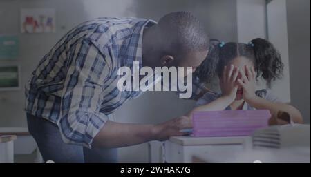 Immagine di luci lampeggianti su un insegnante afroamericano maschio che conforta la triste studentessa in classe Foto Stock