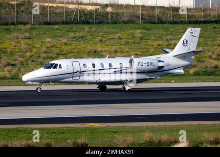 Prince Aviation Cessna 560XL Citation XLS (REG: YU-SVL) che effettua una svolta a 180 gradi per il decollo. Foto Stock