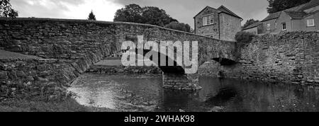 Il ponte del XVII secolo sul fiume Eden, Kirkby Stephen, Cumbria, Inghilterra Foto Stock