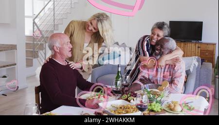 Immagine di icone del cuore su diversi gruppi di anziani che parlano Foto Stock