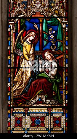 La vetrata dell'Annunciazione, St. Mary's Church, Adderbury, Oxfordshire, Inghilterra, Regno Unito Foto Stock