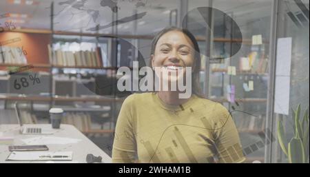 Immagine dell'elaborazione di dati finanziari su una donna d'affari birazziale Foto Stock