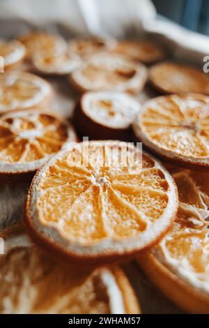 Arance secche in padella, delizia culinaria fatta in casa Foto Stock