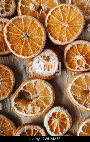 Arance secche in padella, delizia culinaria fatta in casa Foto Stock