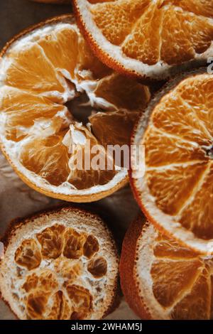 Arance secche in padella, delizia culinaria fatta in casa Foto Stock