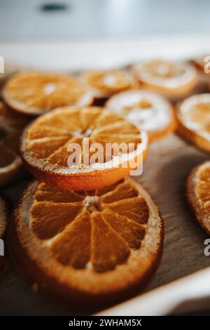 Arance secche in padella, delizia culinaria fatta in casa Foto Stock