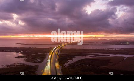 Serata tempestosa sulla Jubilee Parkway a Mobile Bay Foto Stock