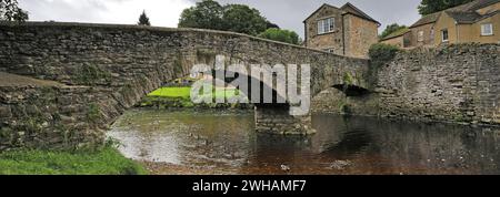 Il ponte del XVII secolo sul fiume Eden, Kirkby Stephen, Cumbria, Inghilterra Foto Stock